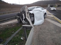 Otomobil Bariyerlere Çarptı; 5 Yaralı
