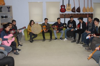 Şırnak'ta Açılan Kurslar Sayesinde Gençler Sanat Öğreniyor