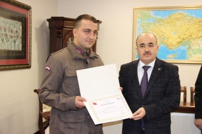 Vali Dağlı'dan Kazada Bayrağı Yerden Kaldıran Jandarma Erine Ödül