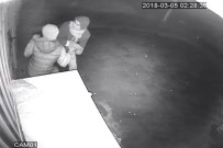 ÇEVRECIK - Alkollü İçecekleri Mezesiyle Birlikte Çaldılar