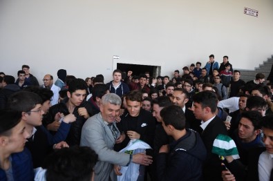 Bursasporlu Futbolculara Öğrencilerden Yoğun İlgi