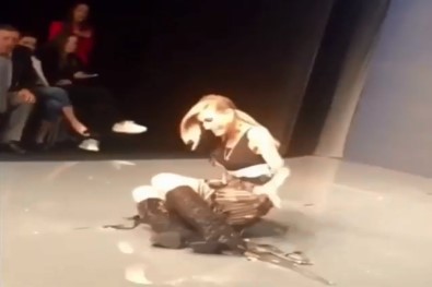 Çağla Şikel Podyumda Fena Düştü