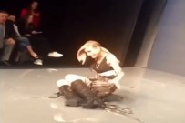 ÇAĞLA ŞİKEL - Çağla Şikel Podyumda Fena Düştü