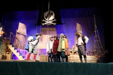 'Deniz Kızı Ve Sevimli Korsanlar' Adlı Tiyatro Büyük Beğeni Aldı