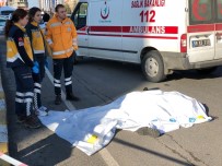 OTOBÜS DURAĞI - Kaldırımda Beklerken Aniden Yola Düştü, Kamyonun Altında Kaldı