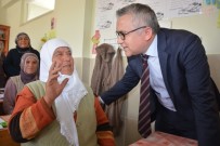 OKUMA YAZMA SEFERBERLİĞİ - Vali Şimşek, Okumaz Yazma Kursunu Ziyaret Etti