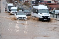 KARAÖZ - Yozgat'a Yollar Göle Döndü, Sürücüler Zor Anlar Yaşadı