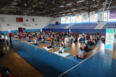 250 Kadın Hep Birlikte Yoga Yaptı