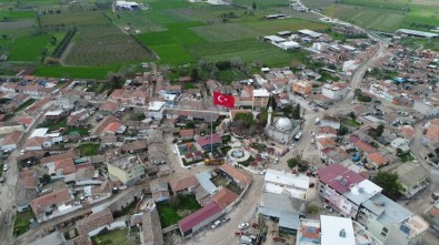40 Metrelik Türk Bayrağı Paşaköy'de Dalgalanıyor