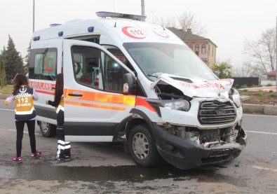 Ambulansla Kamyon Çarpıştı Açıklaması 1 Yaralı