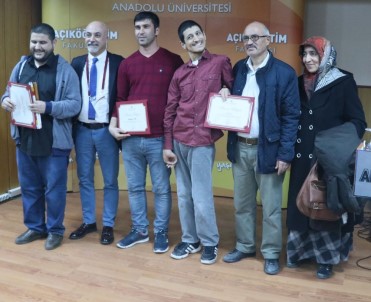 Anadolu Üniversitesi Aksaray'da Öğrencilere Başarı Belgelerini Verdi
