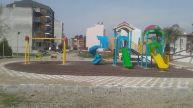 Burhaniye'de Çocuklara Yeni Nesil Oyun Parkları