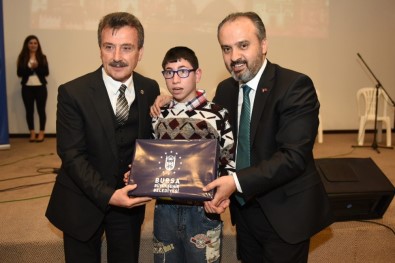 Bursa Büyükşehir Belediye Başkanı Aktaş, Kursiyere Sertifikalarını Verdi