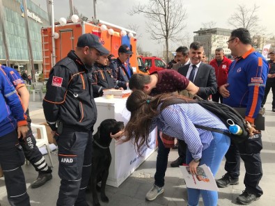 Deprem Haftası'nda Arama Kurtarma Ekipleri Halkla Buluştu