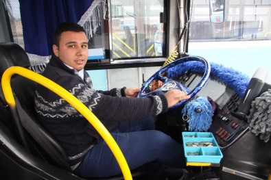 Halk Otobüsü Şoförü Fenalaşan Öğrenciyi Hastaneye Yetiştirdi