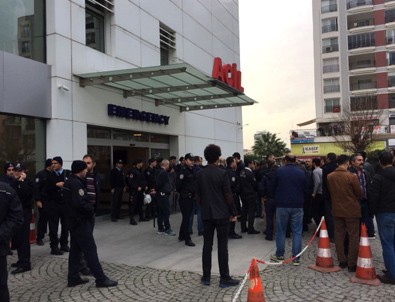 İzmir'de polise taşlı saldırı