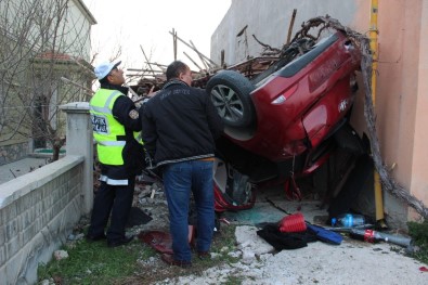 Otomobil Takla Atıp Garaja Çarptı Açıklaması 4 Yaralı