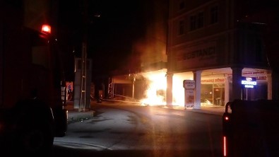 Samsun'da Mobilya İmalathanesi Alev Alev Yandı