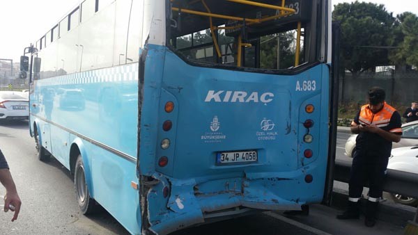 İstanbul'da TIR, halk otobüsüne çarptı! Çok sayıda yaralı var...