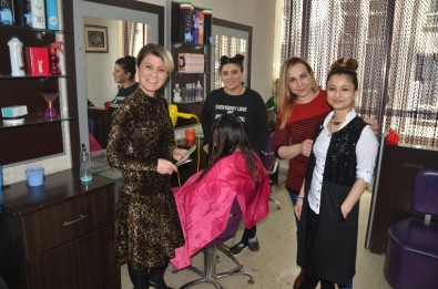 14 Yıldır 'Kadınlar Günü'nde Ücretsiz Saç Kesimi Yapıyor