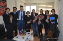 KADIN POLİS - Aliağa Polisinden Kadınlara Çiçek