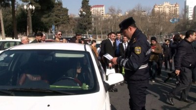Azerbaycan'da Trafik Polislerinden Kadın Şoförlere Sürpriz