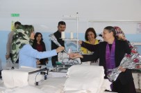 KADINLAR GÜNÜ - Başkan Akat'tan Tekstil Fabrikasında Çalışan Kadınlara Ziyaret