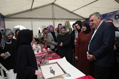 Başkan Toçoğlu, Kadınlar Günü Etkinlik Çadırını Ziyaret Etti