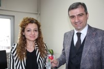 DÜNYA KADıNLAR GÜNÜ - Başkan Yemenici'den Kadın Personele Çiçek