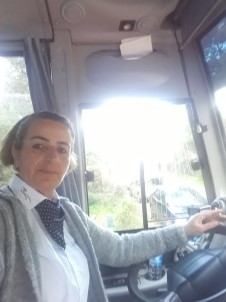 Bayan Servis Şoförü Çocuğuna Bakmak İçin Her Gün Direksiyon Sallıyor