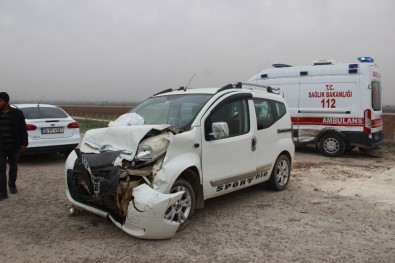 Hafif Ticari Araç Ambulansa Çarptı Açıklaması 2 Yaralı