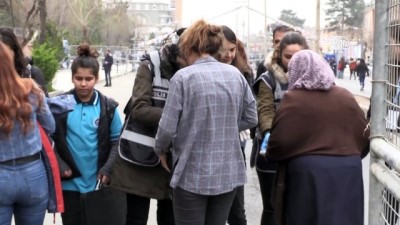 Kadınlar Günü Etkinliğinde TOMA'ları Kadın Polisler Kullandı