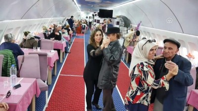 Kadınlar Ve Yaşlılar 'Restoran Uçak'ta Eğlendi