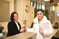 DÜNYA KADıNLAR GÜNÜ - Karesi Belediyesinden Kadınlara Karanfil