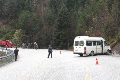 Kastamonu'da Öğrenci Servisi İle Otomobil Çarpıştı