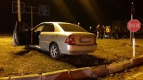 AHMET HAMDI AKPıNAR - Kontrolden Çıkan Otomobil Refüje Çarptı Açıklaması 1 Yaralı