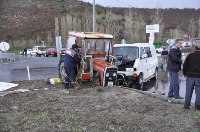 Konya'da Traktörle Minibüs Çarpıştı Açıklaması 4 Yaralı