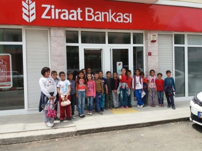 Öğrenciler Toplanan Paraları, Türk Silahlı Kuvvetleri Güçlendirme Vakfı'na Yatırdı