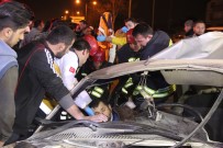 KIRMIZI IŞIK - Polisten Kaçarken Kaza Yaptı, Araçta Sıkıştı