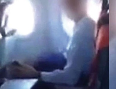 Uçakta çirkin olay! Kendini battaniye ile kamufle edip...