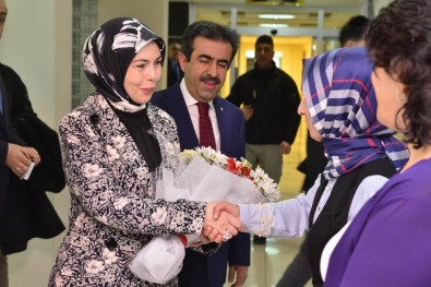 Vali Güzeloğlu Eşi İle Birlikte Çalışanların Kadınlar Günü'nü Kutladı