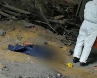 İNŞAAT İŞÇİLERİ - 4 Tonluk Malzemenin Altında Kalan 2 İşçi Hayatını Kaybetti