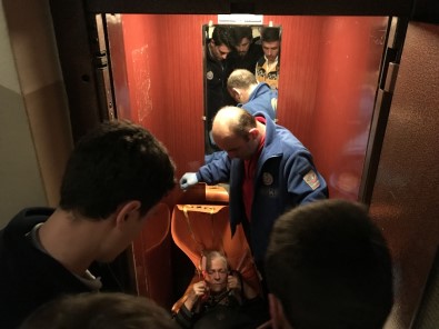 Asansöre Sığmayan 180 Kiloluk Kadını 7 Kişi Zor İndirdi
