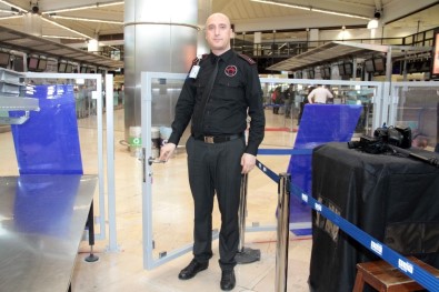 Atatürk Havalimanı'nda Kaçak Geçişlere 'Camlı Bölme' Önlemi