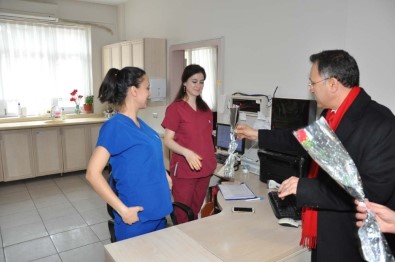 Başkan Gülbay, Hastane Ve Pazarda Kadınlar Gününü Kutladı