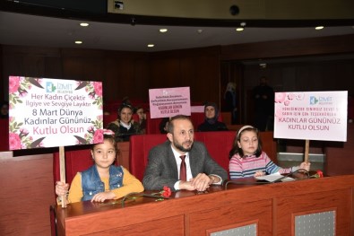 Çocuk Meclisi Belediyenin Kadın Çalışanlarına Karanfil Verdi