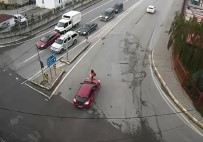 KIRMIZI IŞIK - Dikkatsiz Sürücüler Yoldan Geçen Yayalara İşte Böyle Çarptı