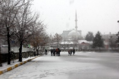 Erzurum'da Mart Kapıdan Baktırdı, Kar Kalınlığı 20 Santimetreye Ulaştı