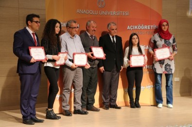 Eskişehir Anadolu Üniversitesi Başarılı Öğrencilere 'Başarı Belgesi' Verdi