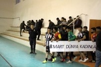 DÜNYA KADıNLAR GÜNÜ - Kadınlar İçin Pankart Açtılar